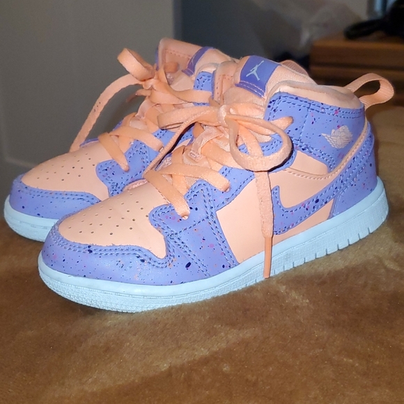 Jordan 1 Mid SE Atomic Pulse in girls size 9c